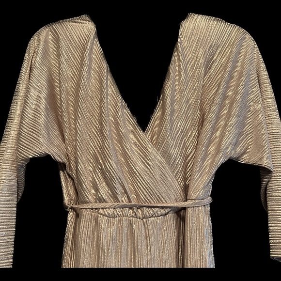 Leith Blush Silver Crinkle V-Neck Formal Mid Length Dress Size 8-10 Wedding Vibe - Picture 3 of 6